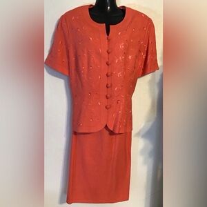 Talbots women’s 2 piece w/2 pockets skirt w/ 7” split in the back of the skirt.